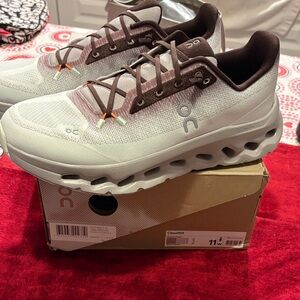 Women’s On Cloudtilt Running Shoes  quartz/Brown rare size 11 NEW never worn